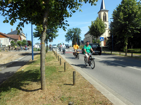 Marie-Christine en tête d'un peloton de solexistes