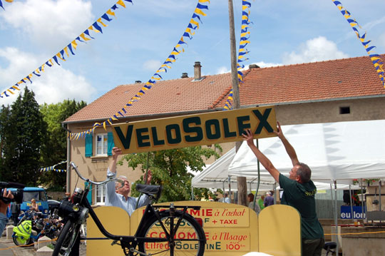 Le panneau publicitaire trouvée par hasard par Bruno du Club Mirabelles
