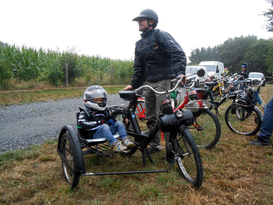 Un Vélosolex transformé en side-car