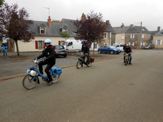 Le Pli-Solex Bleu et en arrière plan le Solex Ténor de Johann Lhuissier