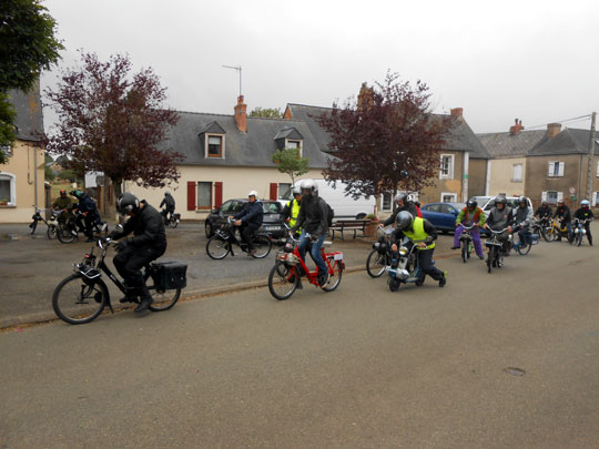 Le départ pour les derniers solexistes en fin de convoi