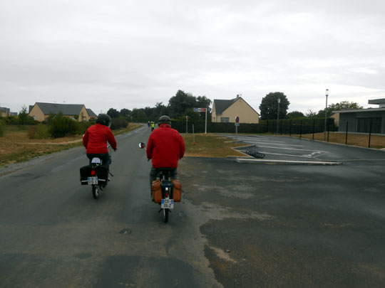 Passage des solexistes devant la Gendarmerie
