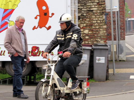 Un Solex Flash devant une friterie