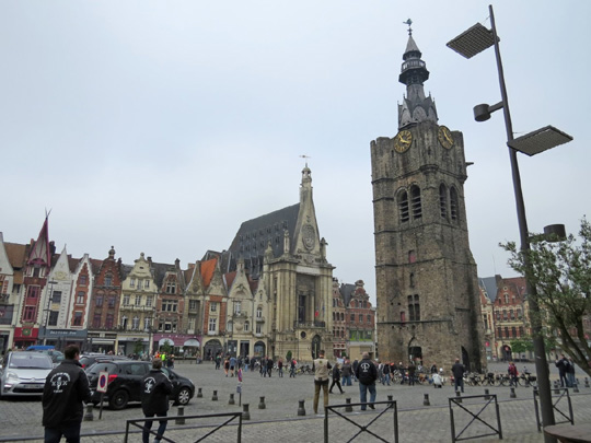 Les solexistes devant le beffroi de Béthune