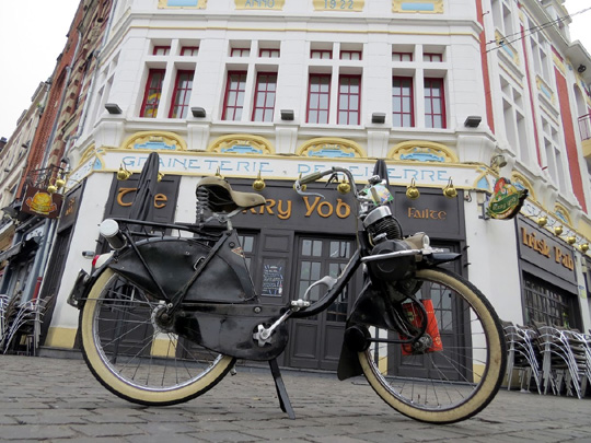 Un Solex Oto sur la Grand Place de Béthune