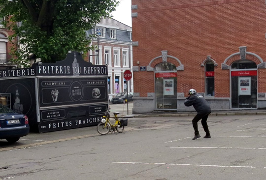 Un Solex 5000 devant la friterie du Beffroi