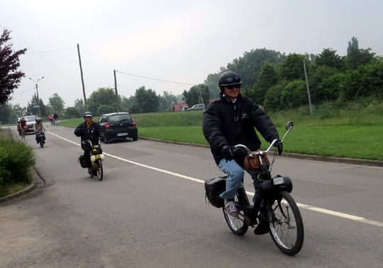 Daniel Gutierrez suivi de Nicole Petit du Club Solex de Belgique