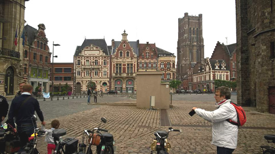 La Grand Place de Béthune avec l'église Saint-Vaast