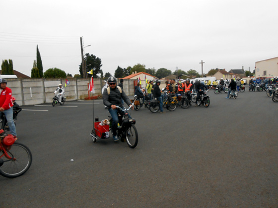 Le solexiste vendéen avec son fidèle chien