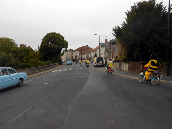 Rencontre sympathique avec un rallye de voitures anciennes
