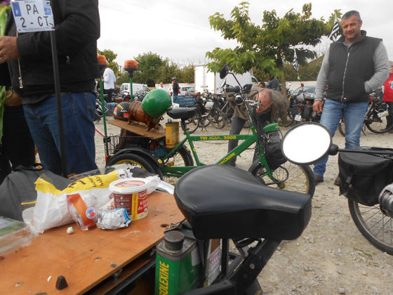 Pain, saucisson et rillettes du Mans en libre-service sur un triporteur Solex