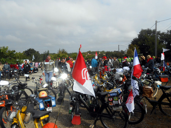 Le drapeau vendéen à double coeur couronné et surmonté d’une croix