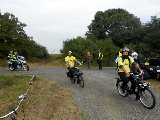 Les solexistes vendéens franchissent la route sans problème