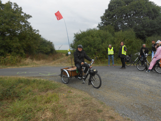 Le triporteur Solex franchit l'obstacle