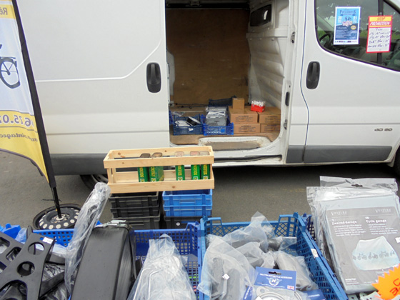 Une caisse refabriquée pour les bidons de solexine