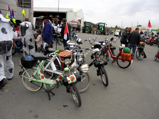 Un solex 5000 hippie à fleurs des années 70