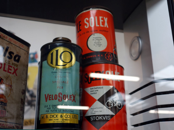 Bidons d'huiles italienne et néerlandaise pour Vélosolex