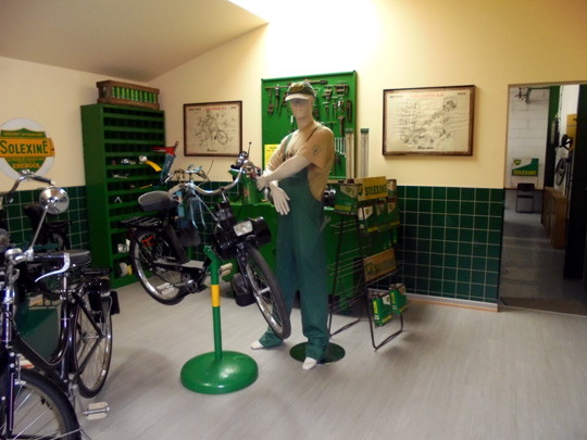 Un atelier reconstitué d'une station-service Vélosolex