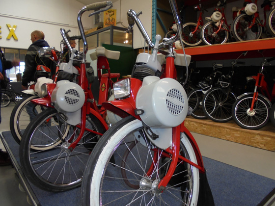 Jean Maschenko, agent vélosolex à Paris, conçoit le solex luxe 3800 pliable