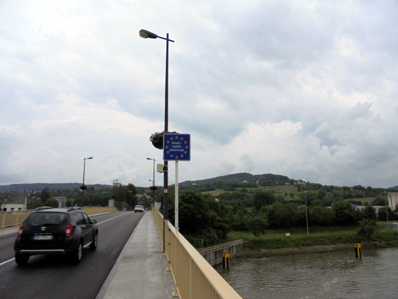 L'Allemagne au milieu du pont sur la Moselle
