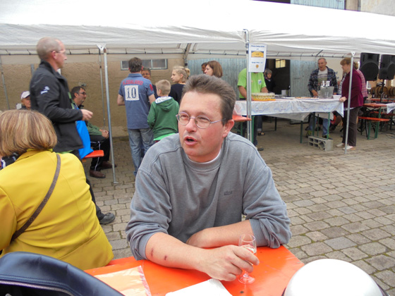David Cunier en train de déguster son apéritif