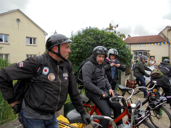 Hugues Ossent et un groupe de beauvaisiens