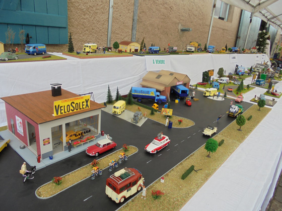 C'est un passionné de Vélosolex qui a construit toutes ces maquettes