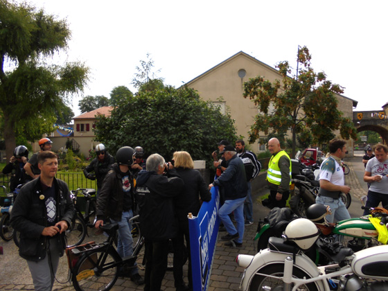 Benoît Ménard se prépare à prendre les photos du départ