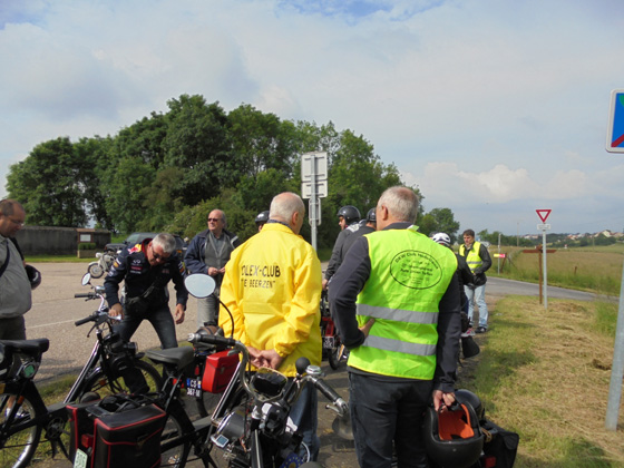 Dieter Müller en gilet jaune parle avec un de ses compatriotes