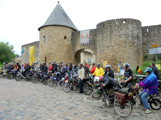 Marianne est intriguée par le moteur de son Solex