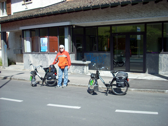 Charles devant le poste frontière suisse d’Hermance