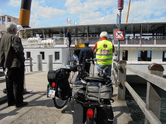 Débarquement des passagers du bateau Vevey