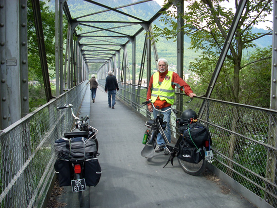 La passerelle sur le Rhône près de Noville