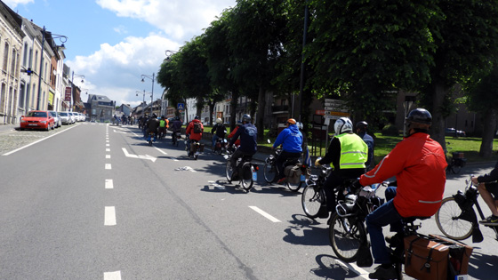 Un cort&egrave;ge de v&eacute;losolex qui ne passe pas inaper&ccedil;u dans Chimay
