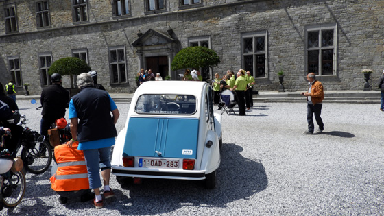 La 2CV de Citro&euml;n de Marianne en t&ecirc;te du cort&egrave;ge des v&eacute;losolex