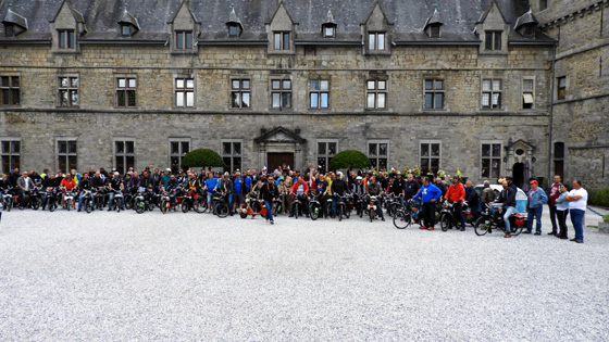Une belle rang&eacute;e de v&eacute;losolex devant le ch&acirc;teau