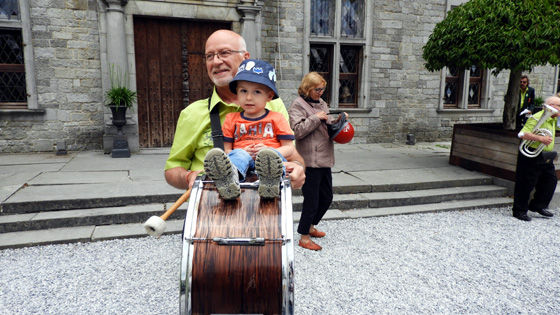 L'enfant et la grosse caisse de la clique de Chimay