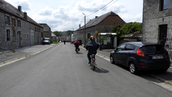 La colonne des v&eacute;losolex s'&eacute;tend sur des kilom&egrave;tres