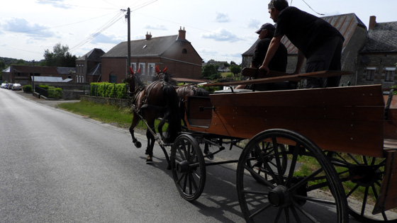 Un attelage dans le village de Ferri&egrave;re la Petite