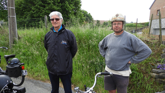 Daniel et David lors d'un arr&ecirc;t &agrave; Solre le Ch&acirc;teau