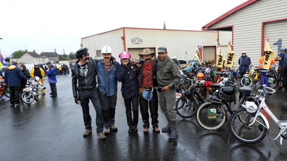 Des solexistes sosies du groupe Village People