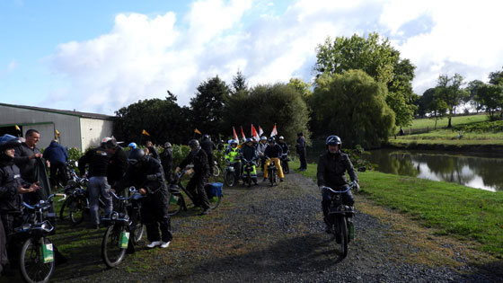 Arriv&eacute;e d'un important groupe de solexistes vend&eacute;ens