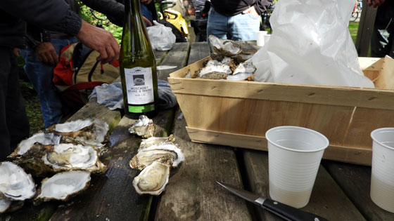Bien &eacute;videmment hu&icirc;tres et Muscadet au menu