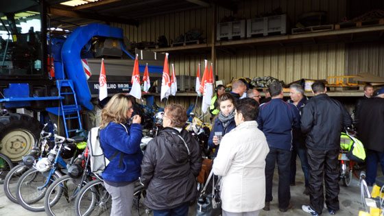 Un premier ap&eacute;ritif au milieu des vendangeuses