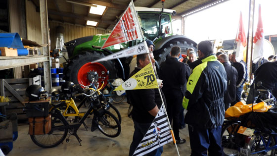 Les dicussions s'animent au milieu des engins agricoles