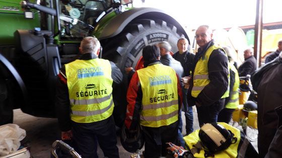 Les membres de la s&eacute;curit&eacute; prennent &eacute;galement l'ap&eacute;ritif