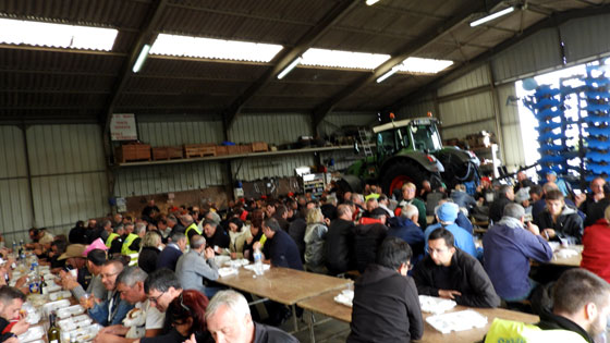 Un repas qui commence &agrave; &ecirc;tre anim&eacute;