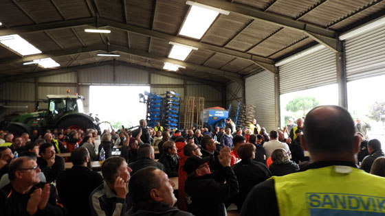 Des applaudissements &agrave; l'arriv&eacute;e du pr&eacute;sident de Retrosolex'Taze