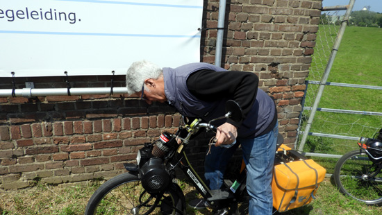 Florence en train de franchir un pont (Raiijebrug) sur un canal