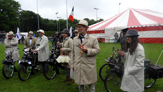 Beaucoup de monsieur Hulot de l'association Solex Attitude &agrave; Oosterbeek
